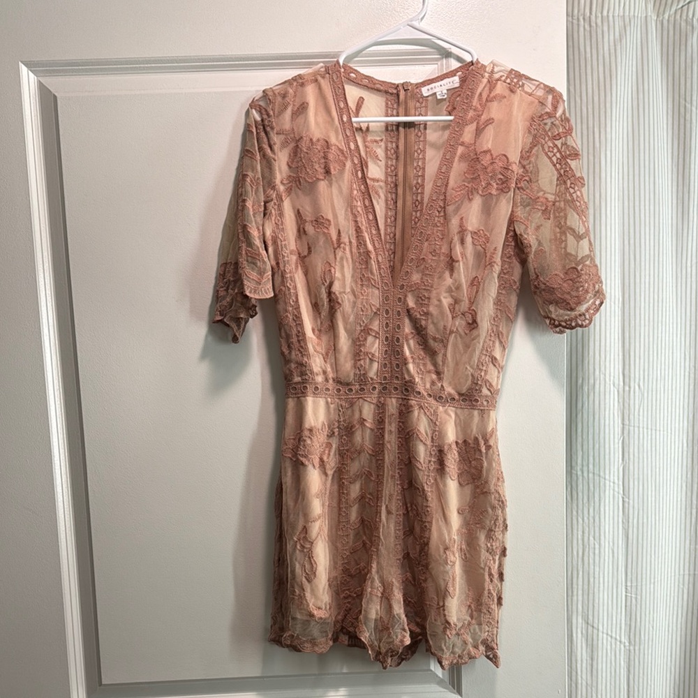 Elegant Lace Romper in light pink